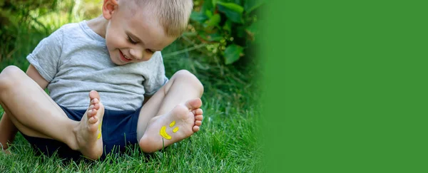 Barnet Låg Det Gröna Gräset Med Färger Ben Och Armar — Stockfoto