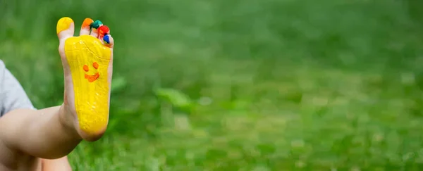 Enfant Était Allongé Sur Herbe Verte Souriez Avec Des Peintures — Photo