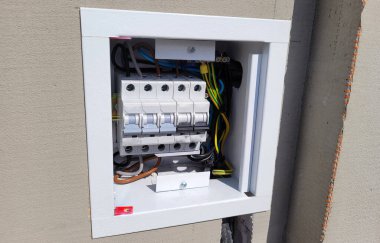 teller ve devre kesiciler (sigorta kutusu elektrik dağıtım kutusu)