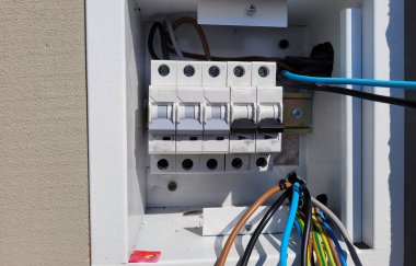 teller ve devre kesiciler (sigorta kutusu elektrik dağıtım kutusu)