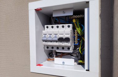 teller ve devre kesiciler (sigorta kutusu elektrik dağıtım kutusu)