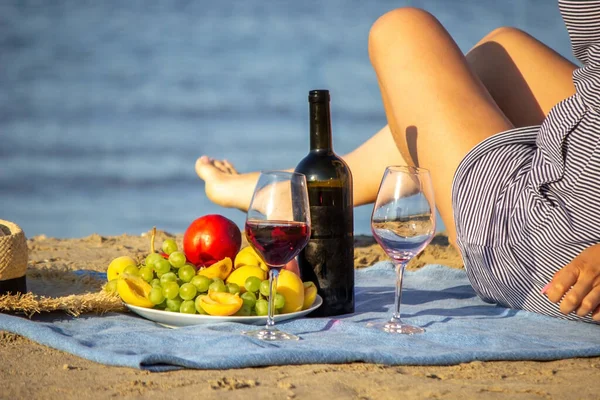 Bella Donna Sorridente Con Bicchiere Vino Sulla Spiaggia Vino Rosso — Foto Stock