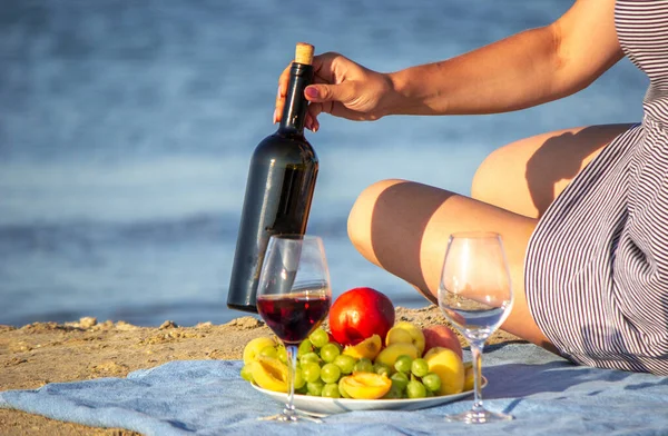 Bella Donna Sorridente Con Bicchiere Vino Sulla Spiaggia Vino Rosso — Foto Stock