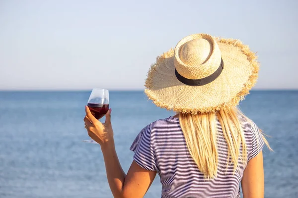 ビーチでワインのグラスを持つ美しい笑顔の女性 フルーツ赤ワイン 選択的焦点 — ストック写真