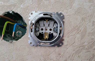 Eve bir priz yerleştirmek için. Seçici odak