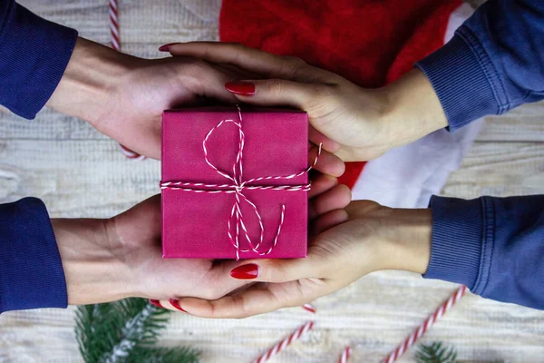 Ahşap Bir Arka Planda Yeni Yıl Hediyeleri Noel Seçici Odak — Stok fotoğraf