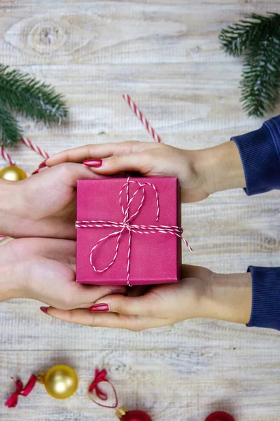 Δώρα Της Πρωτοχρονιάς Χέρια Ξύλινο Φόντο Χριστουγεννιάτικη Επιλεκτική Εστίαση — Φωτογραφία Αρχείου