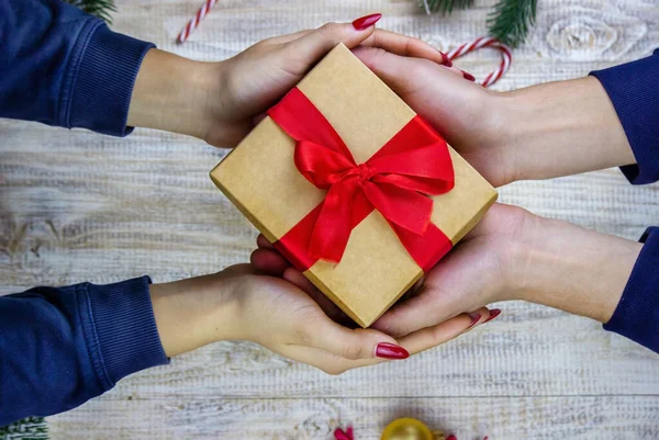 Ahşap Bir Arka Planda Yeni Yıl Hediyeleri Noel Seçici Odak — Stok fotoğraf