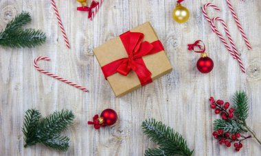 Noel, yeni yıl hediyelerinin ahşap arka planında Rosette. Seçici odak.