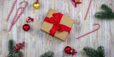 Noel, yeni yıl hediyelerinin ahşap arka planında Rosette. Seçici odak.