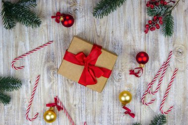 Noel, yeni yıl hediyelerinin ahşap arka planında Rosette. Seçici odak.