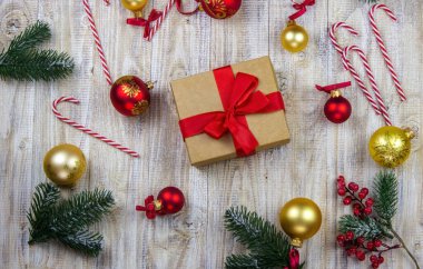 Noel, yeni yıl hediyelerinin ahşap arka planında Rosette. Seçici odak.