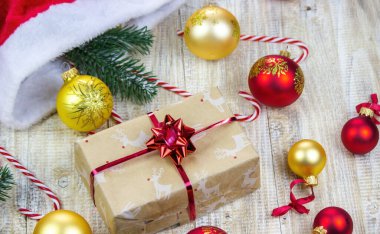 Yeni yıl oyuncakları hediyeleri, tahtadan yapılmış süslemeli Noel ağacı, yeni yıl konsepti. Seçici odak