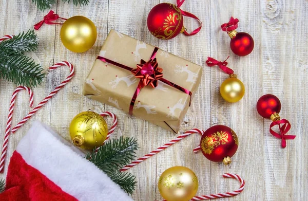 Πρωτοχρονιάτικα Παιχνίδια Δώρα Χριστουγεννιάτικο Δέντρο Διακόσμηση Ξύλινο Ταμπλό Την Έννοια — Φωτογραφία Αρχείου