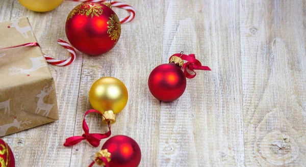 Presentes Brinquedos Ano Novo Árvore Natal Com Decoração Uma Tábua — Fotografia de Stock