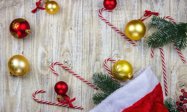 新年玩具礼物 圣诞树装饰在木板上 新年理念 有选择的重点 — 图库照片