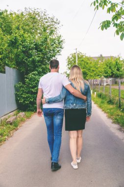 Aşıklar el ele yürür. Seçici odaklanma. Doğa.