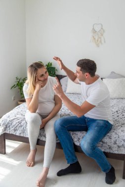 Adam hamile bir kadını azarlıyor. Seçici odaklanma. Ev.