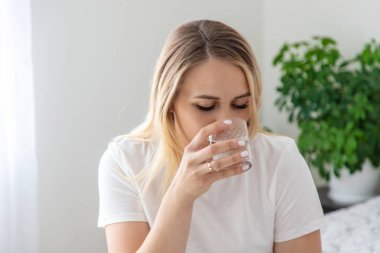 Hamile bir kadın su içer. Seçici odaklanma. Şirin..