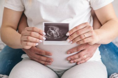 Evde bir erkeğe hamile bir kadın var. Seçici odaklanma. Aşk.