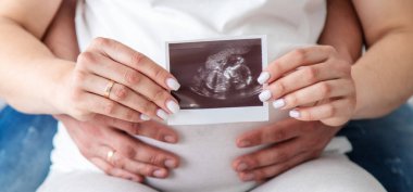 Evde bir erkeğe hamile bir kadın var. Seçici odaklanma. Aşk.