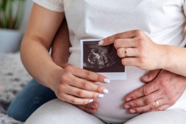 Evde bir erkeğe hamile bir kadın var. Seçici odaklanma. Aşk.