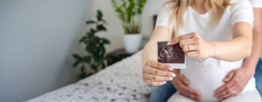 Evde bir erkeğe hamile bir kadın var. Seçici odaklanma. Aşk.