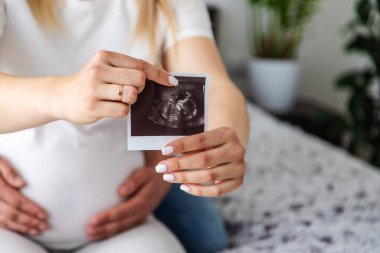 Evde bir erkeğe hamile bir kadın var. Seçici odaklanma. Aşk.