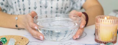 Bir masada astrolojik çizelgeler, kristaller ve rünlerle seroman balmumu kehanet ritüeli.