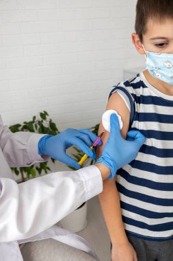 Doktor hastanın koluna, aşısına ve hastalığın önlenmesine aşı yapıyor..