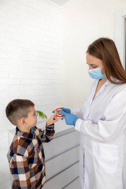 Diş hekimi, dişlerini nasıl fırçalayacağını gösteriyor..