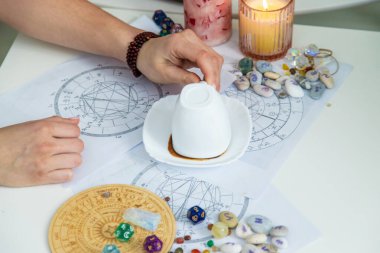 Tasseografi: boş kahve fincanı, natal çizelgeler, rünler ve sihirli taşlar..