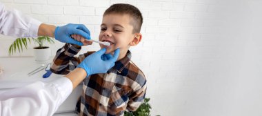 Dişçide aynanın önünde diş fırçalamayı öğrenen küçük bir çocuk..