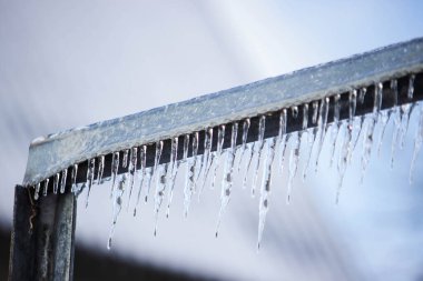Kışın çatıdan sarkan uzun, keskin buz saçakları.
