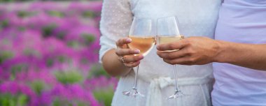 Lavanta tarlasında bir çift kadeh şarap, romantizm..