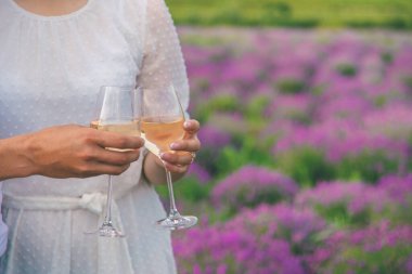 Lavanta tarlasında bir çift kadeh şarap, romantizm..