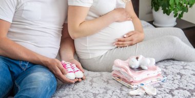 Evde bir erkeğe hamile bir kadın var. Seçici odaklanma. Aşk.