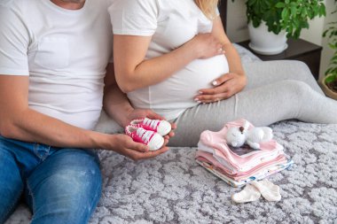 Evde bir erkeğe hamile bir kadın var. Seçici odaklanma. Aşk.