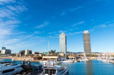 BARCELONA, İspanya, 3 Şubat 2021: Barcelona limanı, Mapfre Kulesi ve Otel Sanatları 'nın ünlü kuleleri. Güneşli kış günü. Covid-19 salgını sırasında. Barselona Skyline.