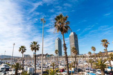 BARCELONA, İspanya, 3 Şubat 2021: Barcelona limanı, Mapfre Kulesi ve Otel Sanatları 'nın ünlü kuleleri. Güneşli kış günü. Covid-19 salgını sırasında. Barselona Skyline.