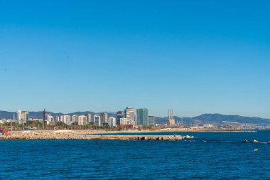 Barcelona, İspanya, 3 Şubat 2021 Barselona kıyıları güneşli bir kış günüdür. Covid-19 salgını sırasında. Suyun içinden bak. Arka planda, sahildeki yeni modernist binaları görebiliyoruz..