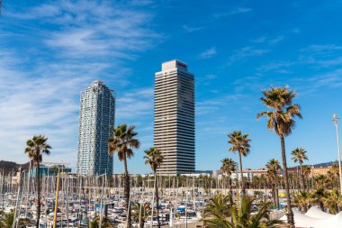 BARCELONA, İspanya, 3 Şubat 2021: Barcelona limanı, Mapfre Kulesi ve Otel Sanatları 'nın ünlü kuleleri. Güneşli kış günü. Covid-19 salgını sırasında. Barselona Skyline.