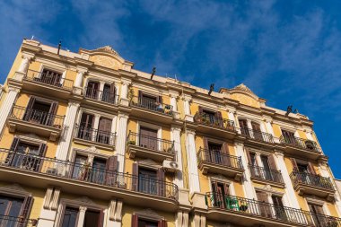 BARCELONA, İspanya, 3 Şubat 2021: Tipik modernist Barcelona bina cephesi