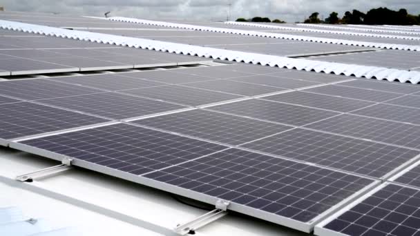 Solpaneler Taket Till Ett Industrimagasin Energieffektivitet För Mer Hållbar Och — Stockvideo