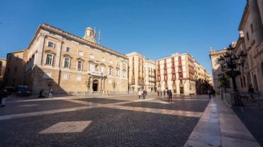 Barcelona, İspanya, 11 Şubat 2021: Plaa Sant Jaume, Barcelona 'da zaman aşımı. General Catalunya 'nın sarayı ve Barcelona şehir meclisinin bulunduğu meydan..