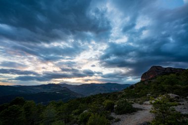 La Pobla de Segur 'un yanındaki dağların üzerinde gün batımı.