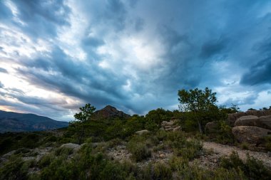 La Pobla de Segur 'un yanındaki dağların üzerinde gün batımı.