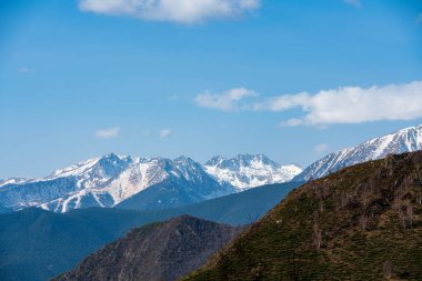 Gola göletindeki Espot kayak pistinin panoramik manzarası. İlkbahar ve son günlerde yamaçlar mevsim için açık..