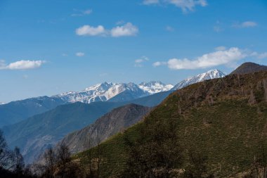 Gola göletindeki Espot kayak pistinin panoramik manzarası. İlkbahar ve son günlerde yamaçlar mevsim için açık..