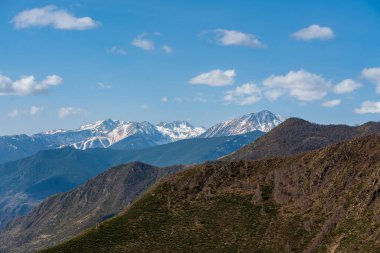Gola göletindeki Espot kayak pistinin panoramik manzarası. İlkbahar ve son günlerde yamaçlar mevsim için açık..